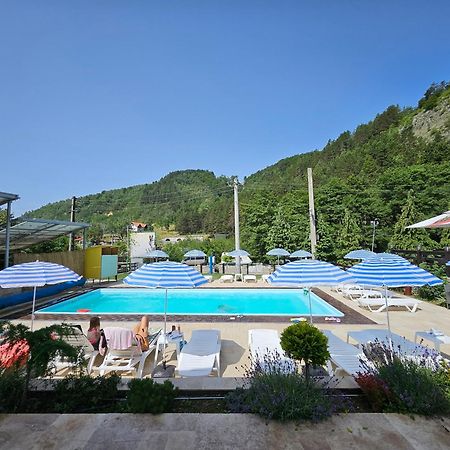 Pensiunea Tobo Baia de Fier Exterior foto